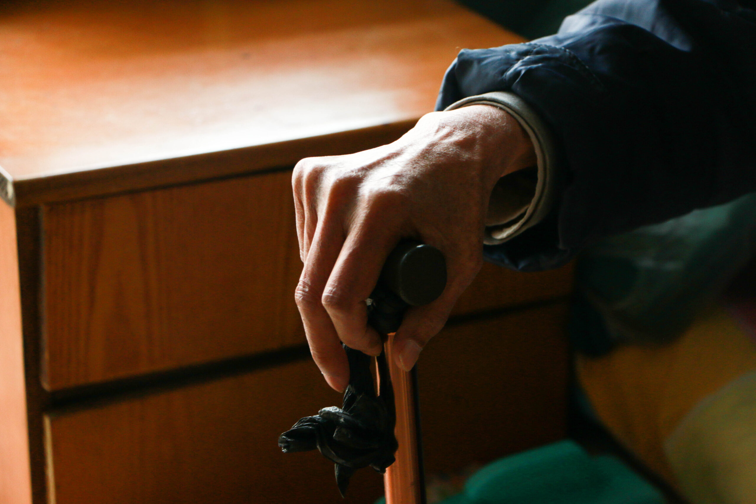 已離境、累計工作滿11年6個月的家庭看護移工，放寬雇主資格，可以再次引進成為中階家庭看護工